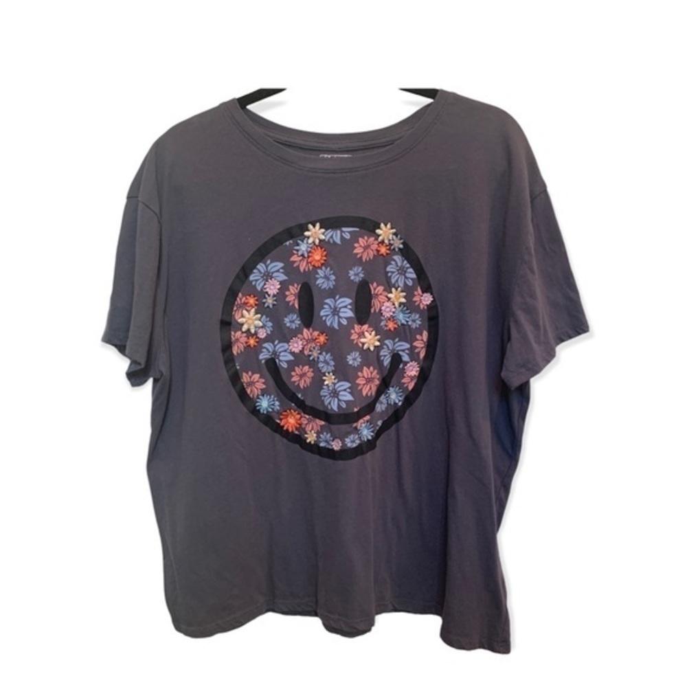 𝅺smiley Face Embroidered T-Shirt